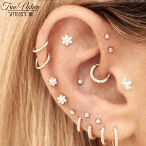 Goldenes Ohrpiercing Helix, Dragus, Daith, Rook, Conch, Flat - True Nature Tattoostudio