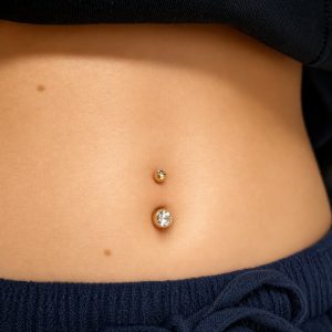 Bauchnabelpiercing mit goldfarbenem Schmuck und Stein im professionellen Studio True Nature Tattoo nahe Zwickau gestochen
