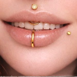 Lippenpiercing mit goldenem Ring und Stecker im modernen Piercing Studio True Nature Tattoo Zwickau gestochen